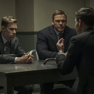 Shaun Sipos y Alan Ritchson en 'Una noche de gala' de 'Reacher'