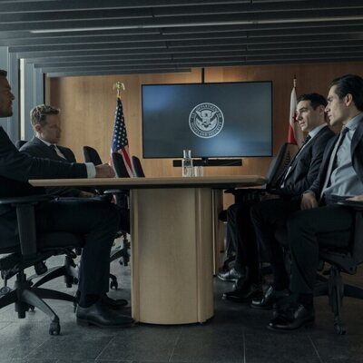 Shaun Sipos y Alan Ritchson en Capítulo 5 titulado 'Entierro' de 'Reacher'
