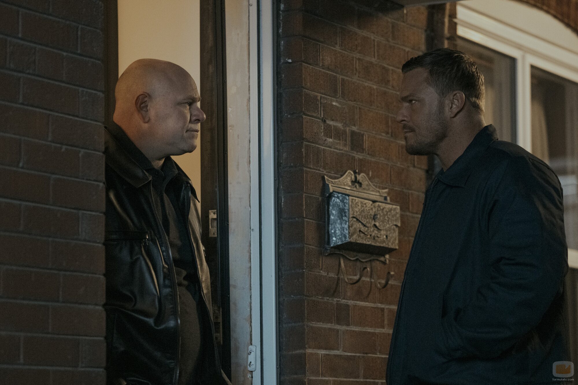 Domenick Lombardozzi y Alan Ritchson en 2x06 titulado 'El mejor de Nueva York' de 'Reacher'