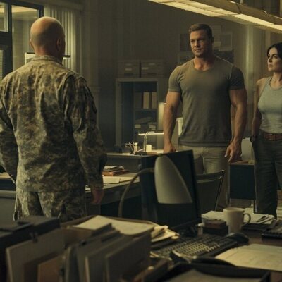 Serinda Swan y Alan Ritchson en 'El mejor de Nueva York' de 'Reacher'