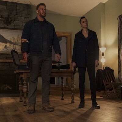 Alan Ritchson y Maria Sten en 2x08 'Un tipo de altos vuelos' de 'Reacher'
