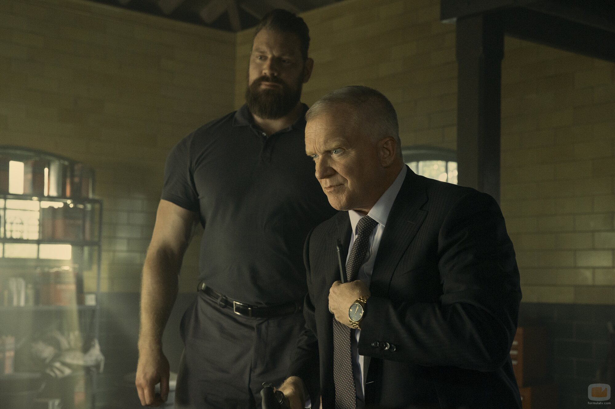 Olivier Richters y Anthony Michael Hall en Capítulo 1 titulado 'El inductor' de 'Reacher'