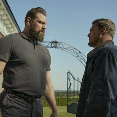 Alan Ritchson y Olivier Richters en la temporada 3 y el capítulo 01 de 'Reacher'