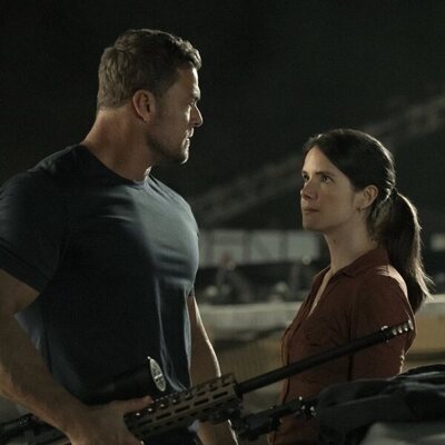 Alan Ritchson y Sonya Cassidy en Capítulo 7 titulado 'Historia de Los Ángeles' de 'Reacher'