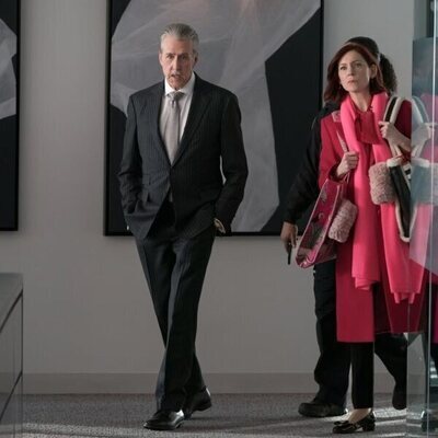 Carrie Preston y Alan Ruck en la temporada 2 y el capítulo 10 de 'Elsbeth'