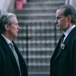 Alan Ruck y Danny Mastrogiorgio en 2x10 'Hermanos financieros' de 'Elsbeth'