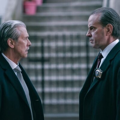 Alan Ruck y Danny Mastrogiorgio en 2x10 'Hermanos financieros' de 'Elsbeth'