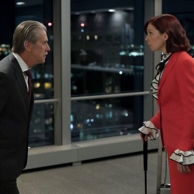 Carrie Preston y Alan Ruck en 2x10 'Hermanos financieros' de 'Elsbeth'