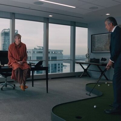 Escena de Alan Ruck en la temporada 2 y el capítulo 10 de 'Elsbeth'