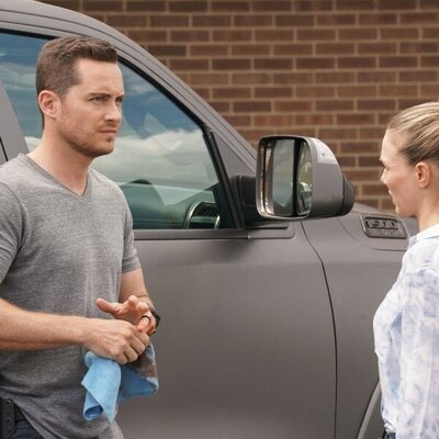 Tracy Spiridakos y Jesse Lee Soffer en 'Un buen hombre' de 'Chicago P.D.'
