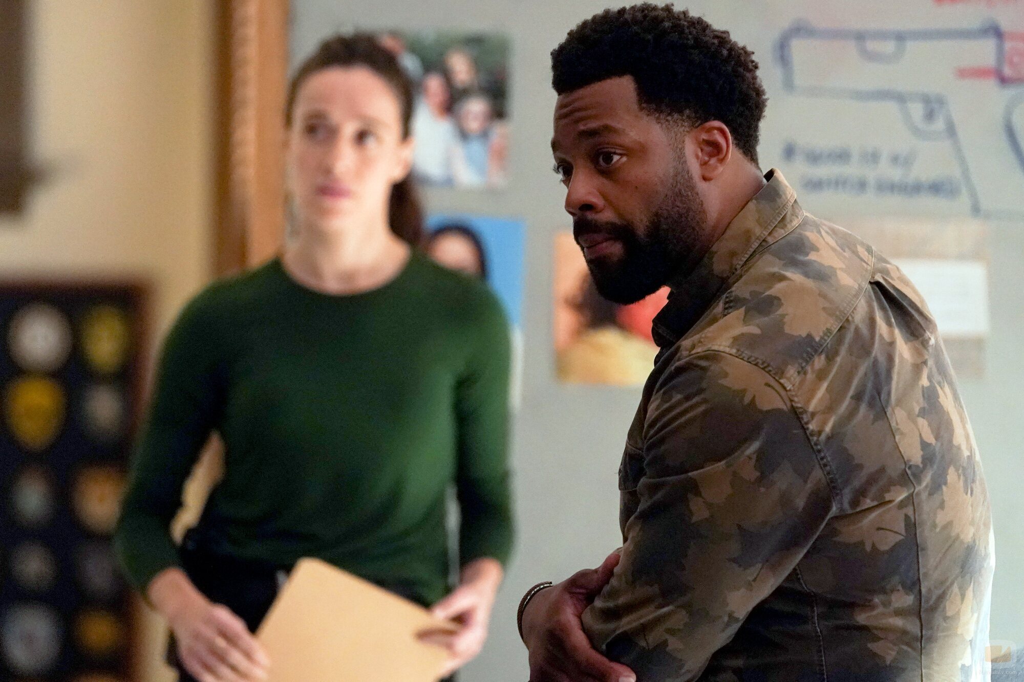 LaRoyce Hawkins y Marina Squerciati en el 10x04 de 'Policías de Chicago'