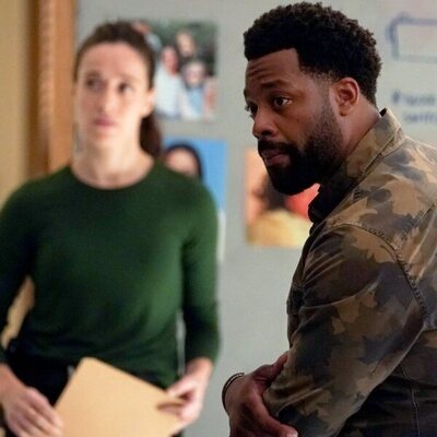 LaRoyce Hawkins y Marina Squerciati en el 10x04 de 'Policías de Chicago'