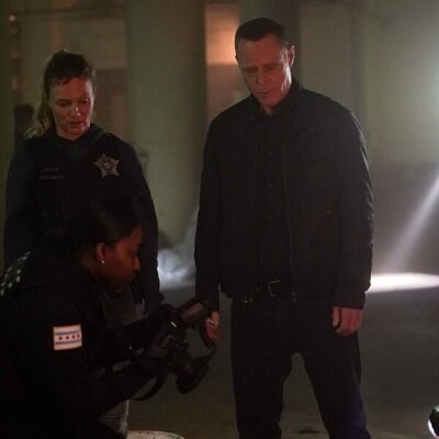 Tracy Spiridakos y Jason Beghe en el 10x05 de 'Policías de Chicago'