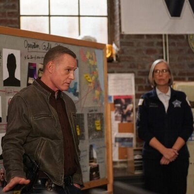 Jason Beghe y Amy Morton en el 10x07 de 'Chicago P.D.'