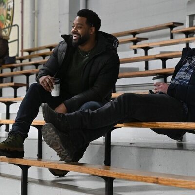 LaRoyce Hawkins y Patrick Flueger en el 'Sangre y honor' de 'Policías de Chicago'