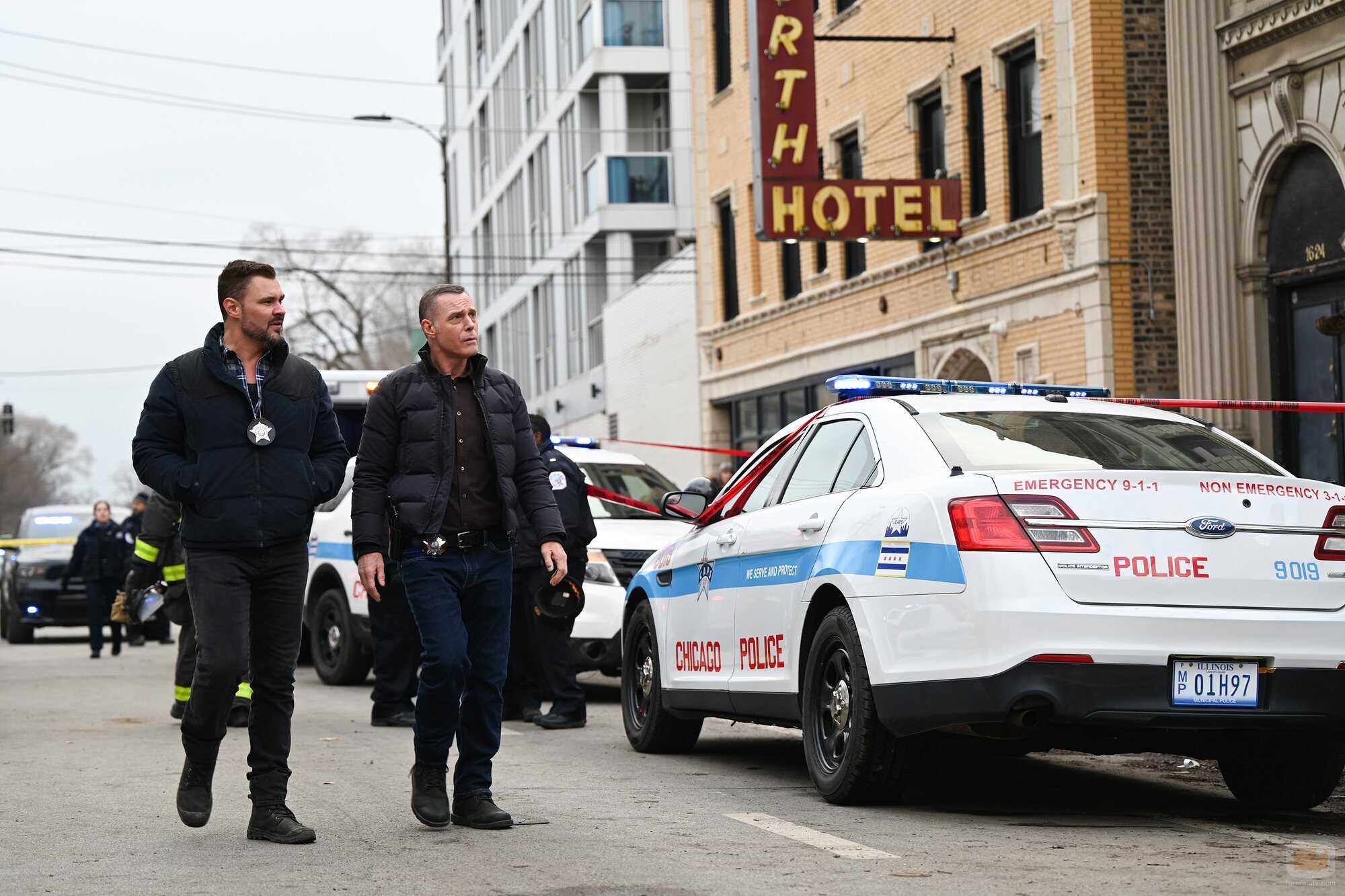 Jason Beghe y Patrick Flueger en Capítulo 15 titulado 'Sangre y honor' de 'Chicago P.D.'