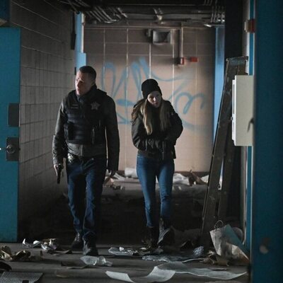 Tracy Spiridakos y Jason Beghe en el 10x21 de 'Policías de Chicago'