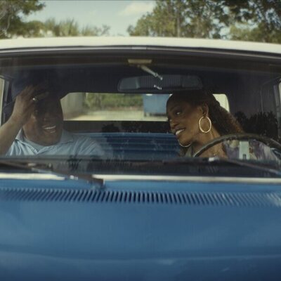 Laverne Cox  y George Wallace en el 1x01 de 'Clean Slate'