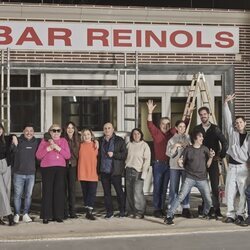 El reparto de 'Aída y vuelta' delante del Bar Reinols