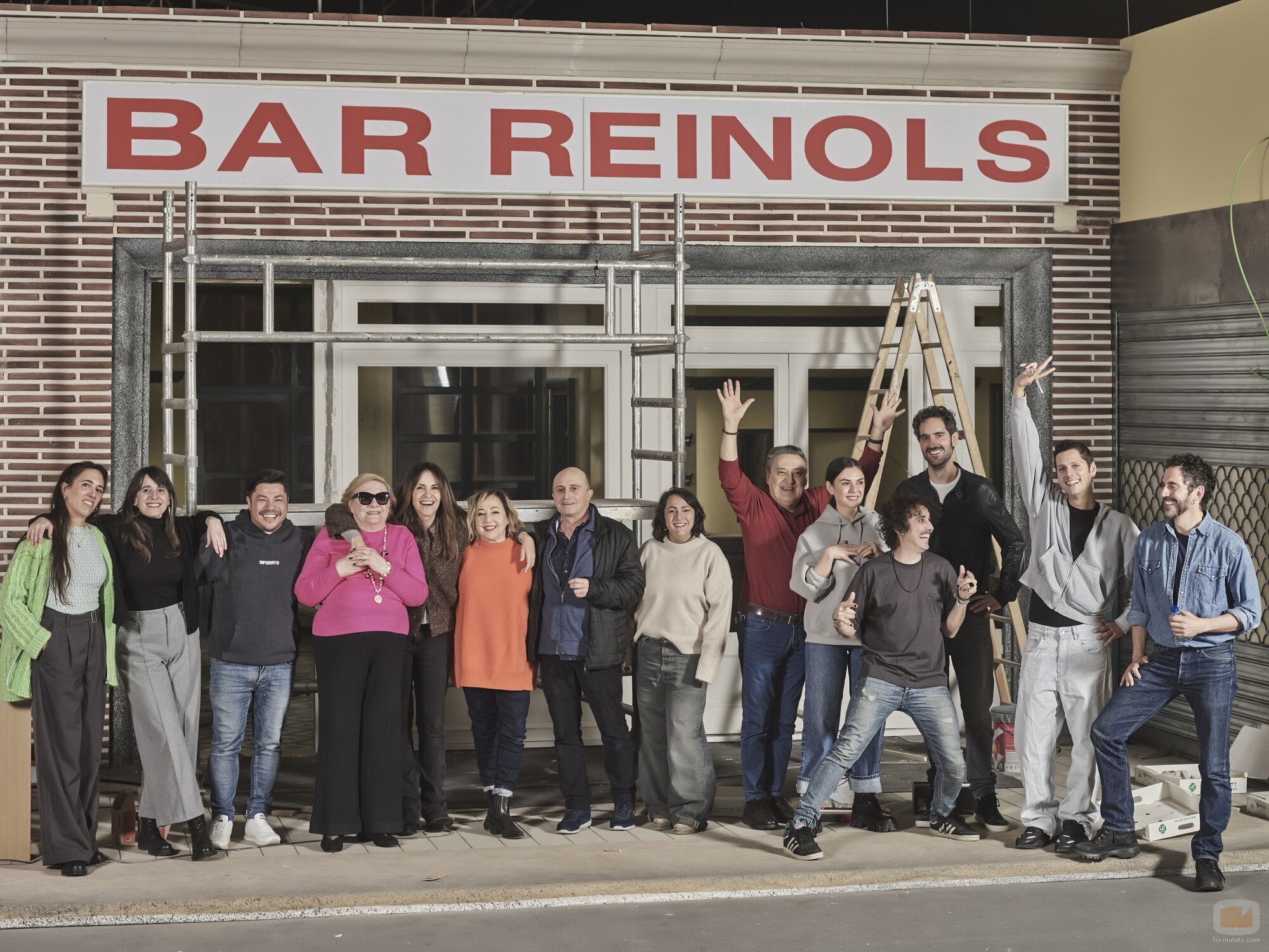 El reparto de 'Aída y vuelta' delante del Bar Reinols