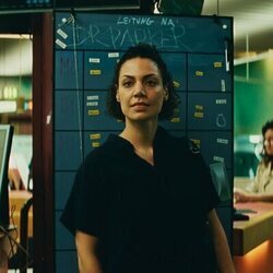 Haley Louise Jones en el 1x01 de 'Krank: Berlín al límite'