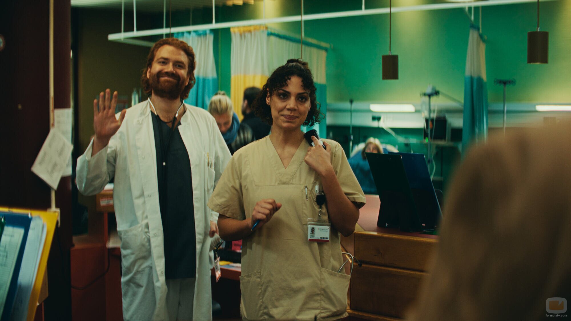 Haley Louise Jones y Aram Tafreshian en el 1x01 de 'Krank: Berlín al límite'