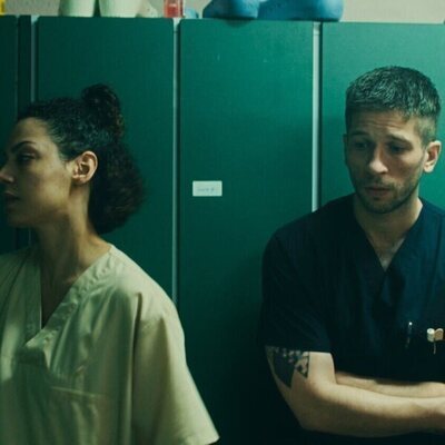 Haley Louise Jones y Slavko Popadic en 'Síntomas' de 'Krank: Berlín'