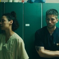 Haley Louise Jones y Slavko Popadic en 'Síntomas' de 'Krank: Berlín'