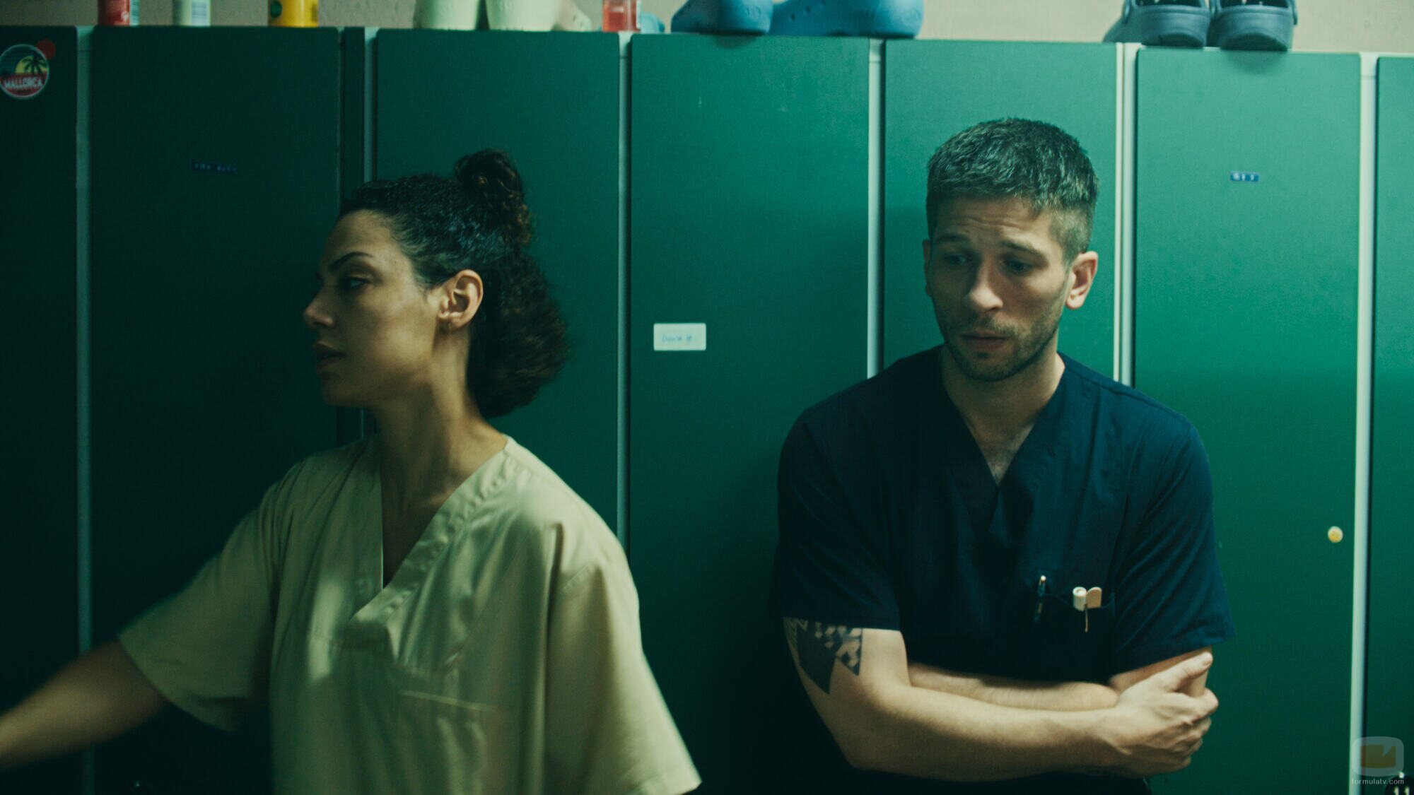 Haley Louise Jones y Slavko Popadic en 'Síntomas' de 'Krank: Berlín'