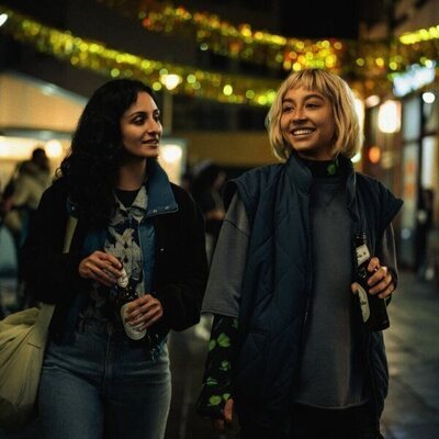 Samirah Breuer y Safak Sengül en el 1x03 de 'Krank: Berlín al límite'