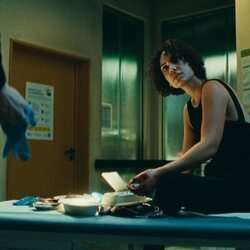 Haley Louise Jones en 1x03 'Diagnóstico' de 'Krank: Berlín al límite'