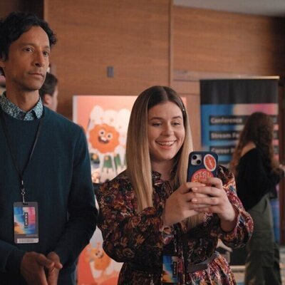 Danny Pudi y Jessie Ennis en el 'Segundo esqueleto' de 'Mythic Quest: Banquete de Cuervos'