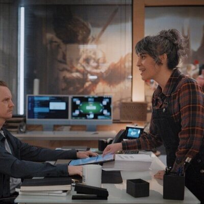 David Hornsby y Ashly Burch en la temporada 4 y el capítulo 05 de 'Mythic Quest'