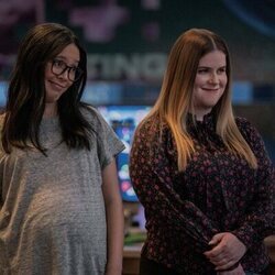Jessie Ennis y Charlotte Nicdao en el 'El pez y la ballena' de 'Mythic Quest: Banquete de Cuervos'