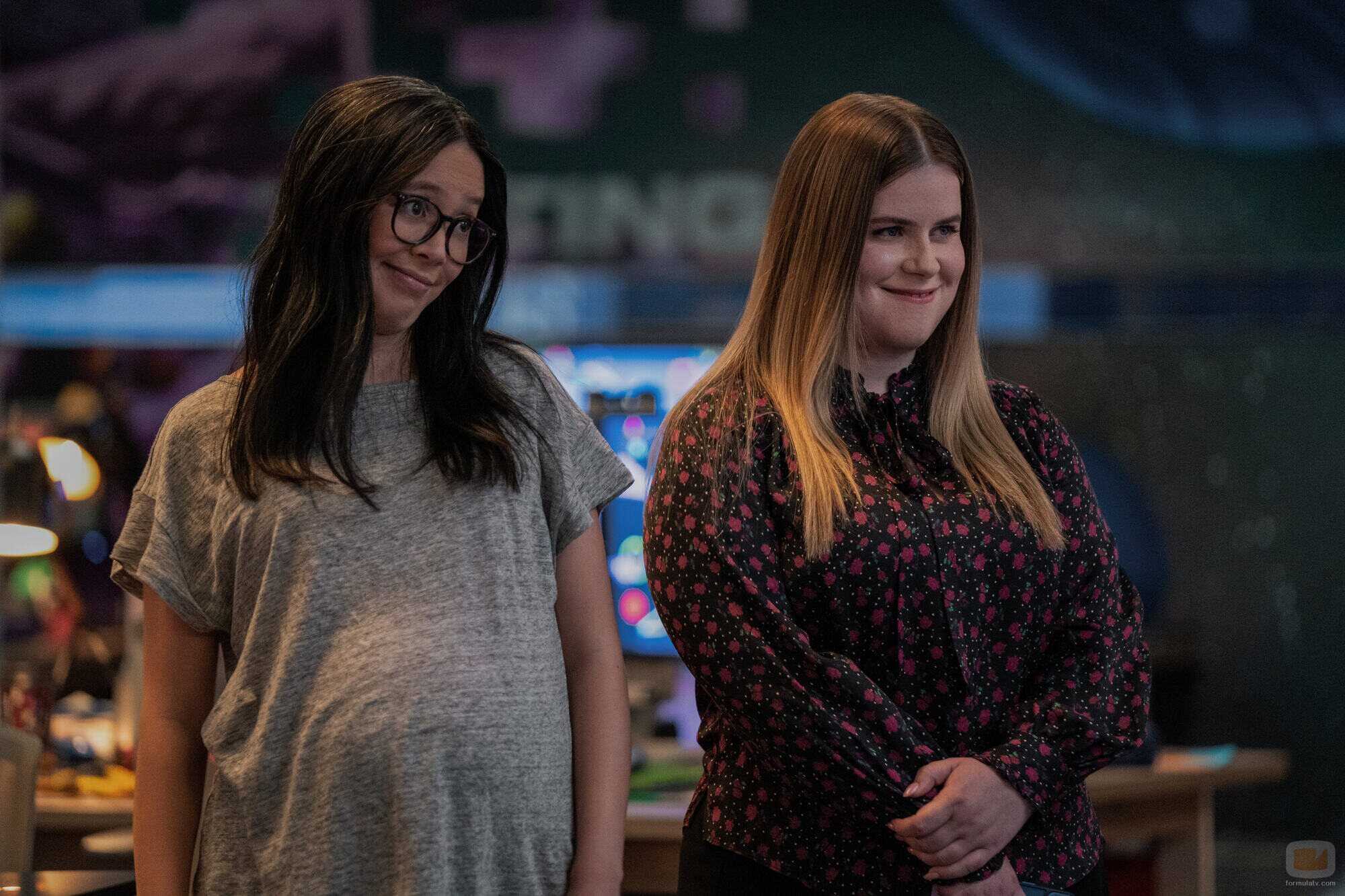 Jessie Ennis y Charlotte Nicdao en el 'El pez y la ballena' de 'Mythic Quest: Banquete de Cuervos'