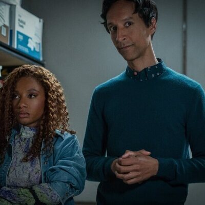 Danny Pudi y Imani Hakim en el 4x06 de 'Mythic Quest: Banquete de Cuervos'