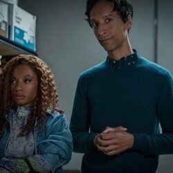 Danny Pudi y Imani Hakim en el 4x06 de 'Mythic Quest: Banquete de Cuervos'
