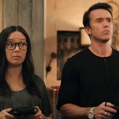 Rob McElhenney y Charlotte Nicdao en 4x07 'Donde ocurre la magia' de 'Mythic Quest'