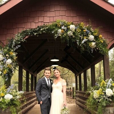 Emily VanCamp y Matt Czuchry en 'Una boda y un funeral' de 'The Resident'