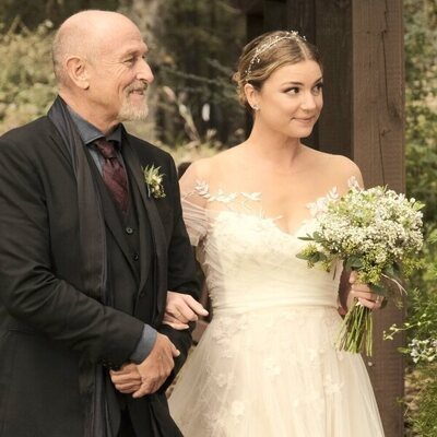 Emily VanCamp en 4x01 'Una boda y un funeral' de 'The Resident'