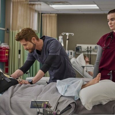 Matt Czuchry y Kaley Ronayne en Capítulo 12 titulado 'Ahora me ves' de 'The Resident'