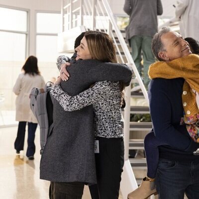 Jane Leeves y Bruce Greenwood en 'Ahora me ves' de 'The Resident'