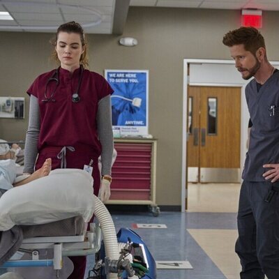 Matt Czuchry y Kaley Ronayne en 'Ahora me ves' de 'The Resident'