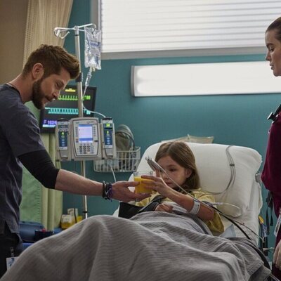 Still de Matt Czuchry y Kaley Ronayne en 'Ahora me ves' de 'The Resident'