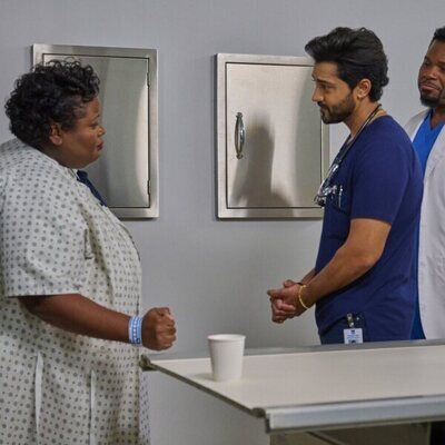Malcolm-Jamal Warner y Manish Dayal en el 5x12 de 'The Resident'