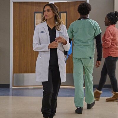 Jessica Lucas en el 5x12 de 'The Resident'