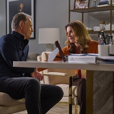 Jane Leeves y Bruce Greenwood en el 5x12 de 'The Resident'