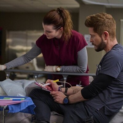 Escena de Matt Czuchry y Kaley Ronayne en 'Ahora me ves' de 'The Resident'