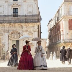 Benedetta Porcaroli y Deva Cassel en el 1x03 de 'The Leopard'