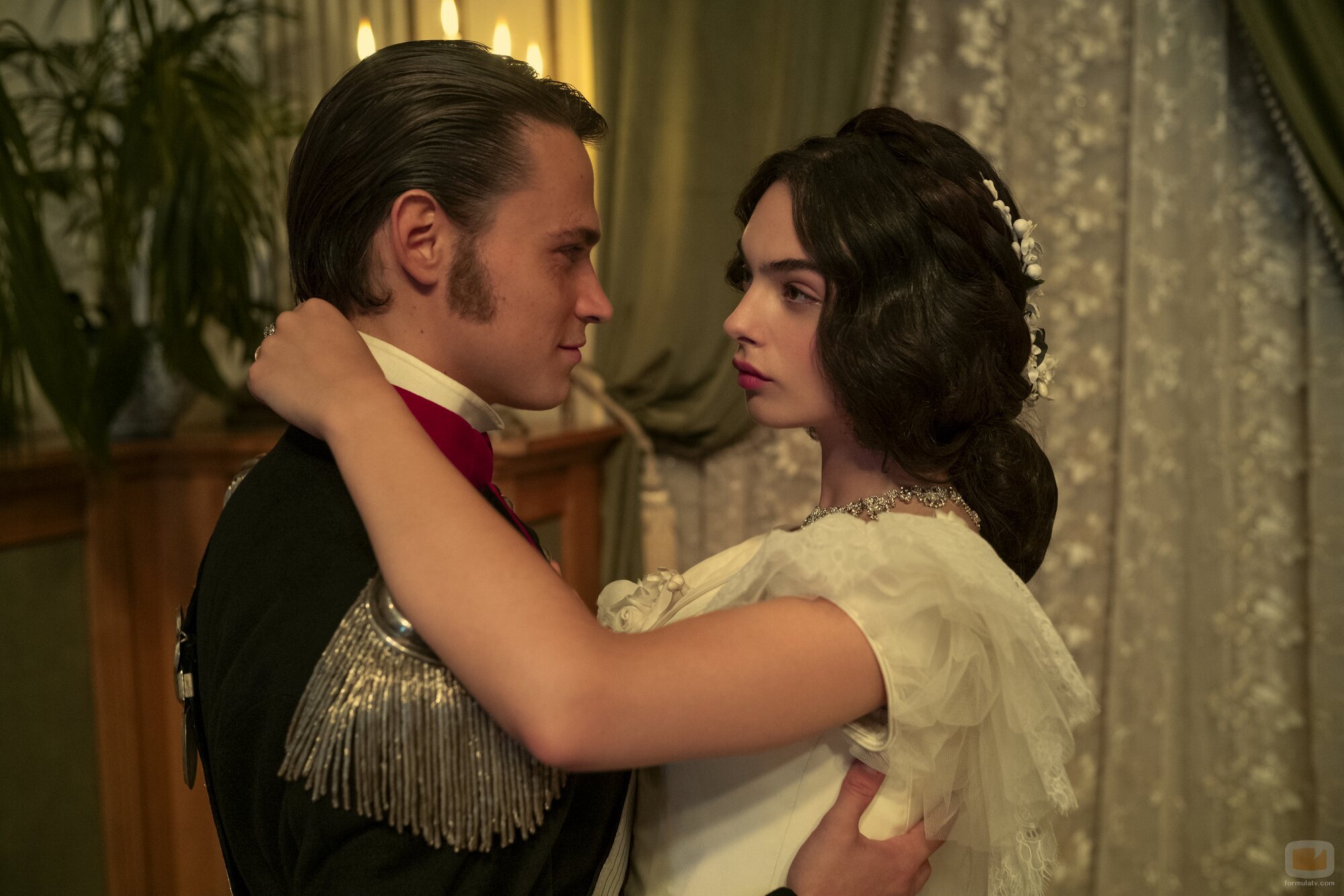 Saul Nanni y Deva Cassel en 1x04 titulado 'Episodio 4' de 'El Gatopardo'